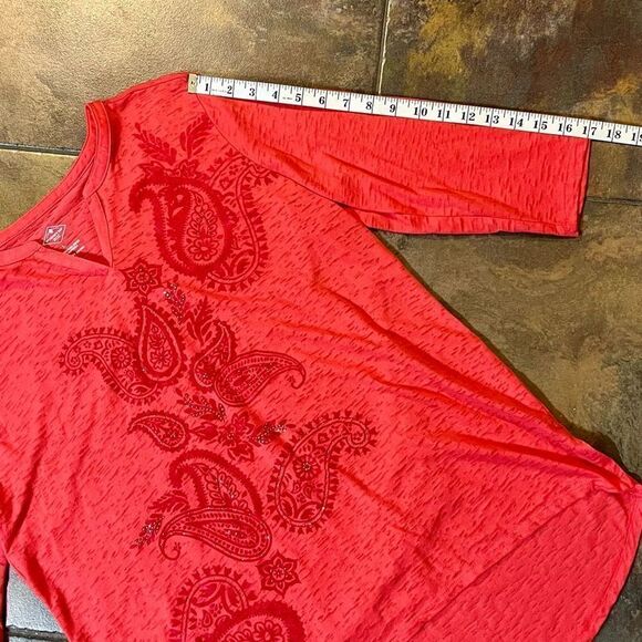 St. John’s Bay pink V-neck Paisley Design Stone Large - Picture 5 of 10